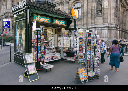 Typische Postkarte, Zeitschrift und Zeitung Kiosk Stall auf dem Bürgersteig in Paris, Frankreich Stockfoto