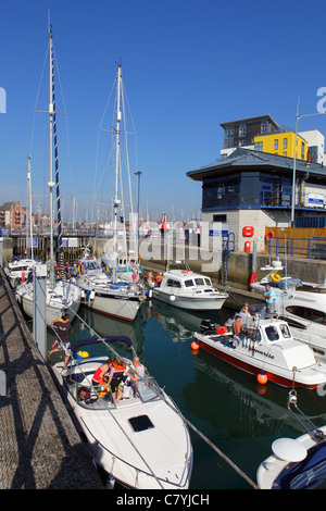 Yachten im Schloss Sovereign Harbour Eastbourne East Sussex UK GB verlassen Stockfoto