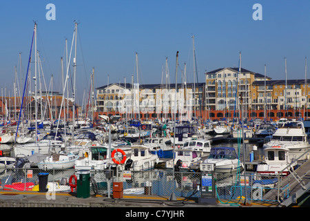 Yachten ankern bei Sovereign Harbour Marina Eastbourne East Sussex England UK GB Stockfoto