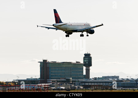 Eine Delta Air Linien Airbus A319 Jetliner landet auf dem internationalen Flughafen Vancouver, Kanada. Stockfoto