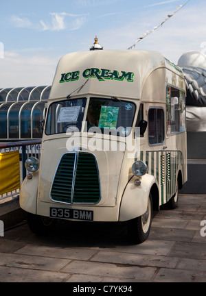 Eine alte Stil Ice Cream Van verkaufen Eis an der Seite der Themse in London Stockfoto