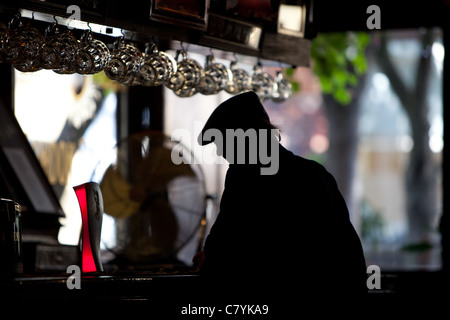 Ein einsamer Trinker innerhalb der Cross Keys Public House in Covent Garden Stockfoto