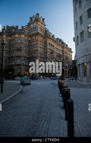 Das Langham Hotel am Portland Place im Zentrum von London, neben der BBCs Broadcasting House. Stockfoto