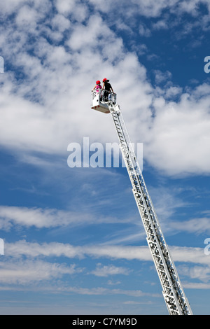 Leiter auf ein Feuerwehrauto erweitert. Stockfoto