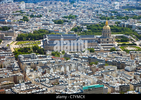 Kuppel des Les Invalides in Paris Aussicht vom Eiffelturm, Frankreich. Stockfoto