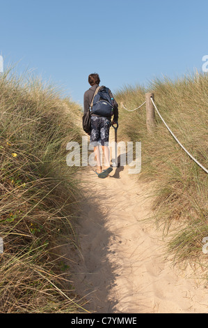 Pfad führt durch die Sanddünen zum Schutz von Erosion der Dünen vom Fuß fallen Dünengebieten Gras Stockfoto