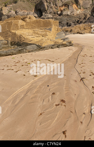 Ebbe Wellen Reflexionen Brechung streamen Wellenmuster im flachen Meerwasser, wie es Ablassen von Wasser aus Sandstrand läuft Stockfoto