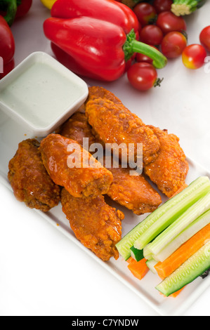 klassischen Buffalo Hähnchenflügel, serviert mit frischen Pinzimonio und Gemüse auf Hintergrund, mehr DELICIOUS FOOD ON PORTFOLIO Stockfoto