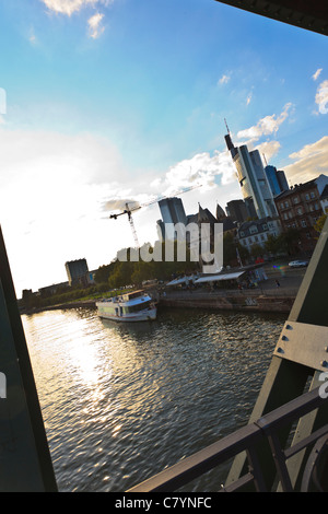 Frankfurter Innenstadt eine Brücke über den Fluss Main entnommen. Stockfoto