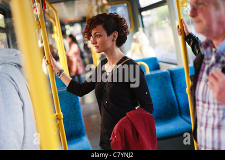 Frauen auf eine Straßenbahn in Frankfurt am Main Deutschland. Stockfoto