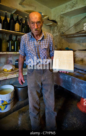 Guglielmo Locatelli im Labor seiner Molkerei Weide, Taleggio-Tal, Lombardei, Italien Stockfoto