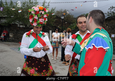 Botarga - Motley "Fiesta del Santo Niño" in MAJAELRAYO. Provinz von Guadalajara. Spanien Stockfoto