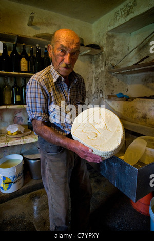 Guglielmo Locatelli im Labor seiner Molkerei Weide, Taleggio-Tal, Lombardei, Italien Stockfoto