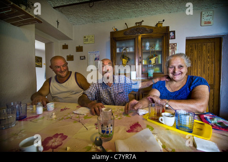 Locatelli Familie, Locatelli Molkerei auf der Weide, Taleggio-Tal, Lombardei, Italien Stockfoto