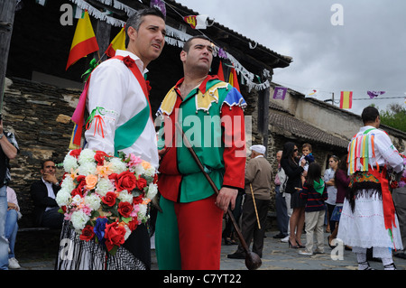 Tür der Kirche. Botarga - Motley "Fiesta del Santo Niño" in MAJAELRAYO. Provinz von Guadalajara. Spanien Stockfoto