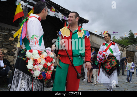 Tür der Kirche. Botarga - Motley "Fiesta del Santo Niño" in MAJAELRAYO. Provinz von Guadalajara. Spanien Stockfoto