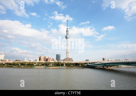 Tokio - 24 SEPTEMBER: Blick auf den Fluss von der Tokyo Sky Tree Tower am 24. September 2011 in Tokio, Japan. Stockfoto