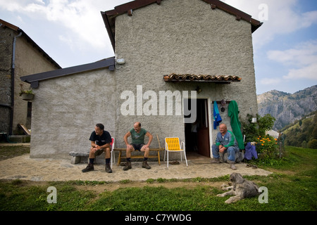 Locatelli Familie, Locatelli Molkerei auf der Weide, Taleggio-Tal, Lombardei, Italien Stockfoto