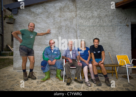 Locatelli Familie, Locatelli Molkerei auf der Weide, Taleggio-Tal, Lombardei, Italien Stockfoto