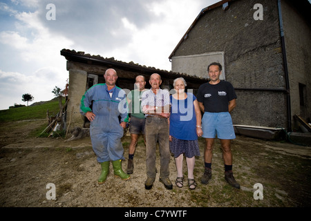 Locatelli Familie, Locatelli Molkerei auf der Weide, Taleggio-Tal, Lombardei, Italien Stockfoto