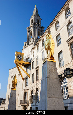 Leeds Civic Hall zeigt vergoldet, Eulen und Uhr Stockfoto