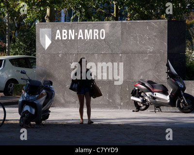 Logo mit Silhouette Mädchen Frau am Hauptsitz der ABN Amro Bank in Amsterdam, Niederlande. Stockfoto