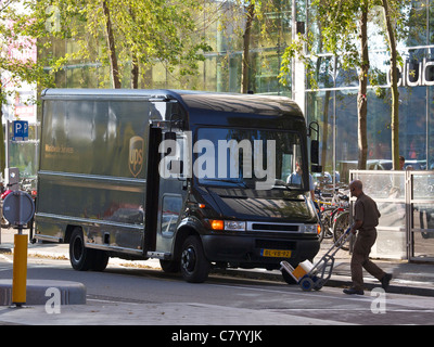 UPS-Mann mit seinem LKW liefern Pakete in Amsterdam an die Zuid-als Bankenviertel Stockfoto