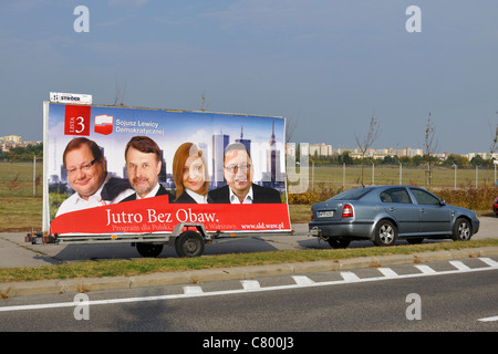 Wahlen in Polen (2011) - Mobile Werbebanner der SLD (Polens Rechte Demokratycznej) Stockfoto