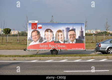 Wahlen in Polen (2011) - Mobile Werbebanner der SLD (Polens Rechte Demokratycznej) Stockfoto