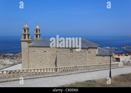 Ein Blick auf die Kirche von der Virxe da Barca in Muxía (Spanien) Stockfoto