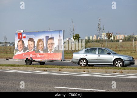 Wahlen in Polen (2011) - Mobile Werbebanner der SLD (Polens Rechte Demokratycznej) Stockfoto