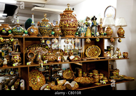Souvenir-Shop mit handbemalt Keramik, Caltagirone, Sizilien, Sicilia, Italien Stockfoto
