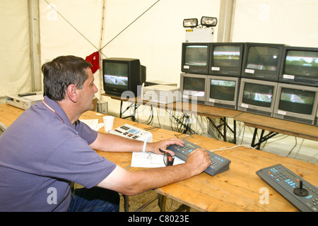 CCTV-Überwachung an die Sicherheitszentrale beim Glastonbury Festival 2003 Stockfoto