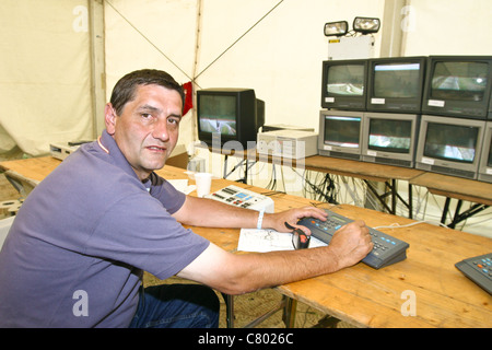 CCTV-Überwachung an die Sicherheitszentrale beim Glastonbury Festival 2003 Stockfoto