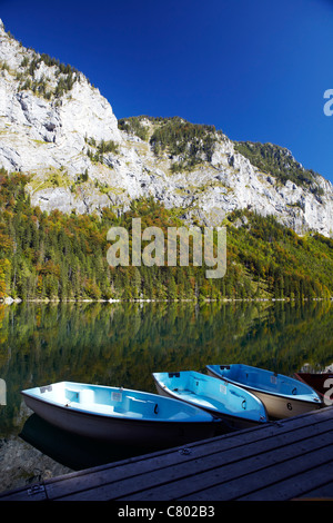 Ruderboote am Bergsee, Leopoldsteiner See Stockfoto