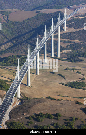 LUFTAUFNAHME. Autobahn A75 auf einer mehrfachen Kabelbrücke, die das Tarn Valley überspannt. Viadukt Millau, Creissels, Aveyron, Occitanie, Frankreich. Stockfoto