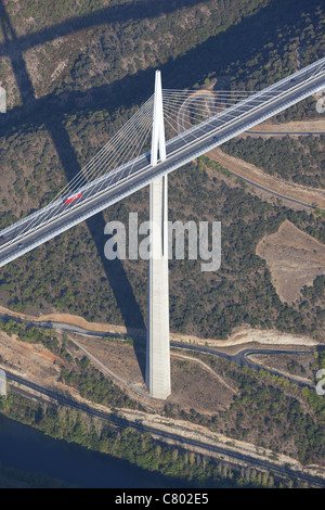 LUFTAUFNAHME. Der 343 Meter hohe Mast # 2 des Viadukts von Millau am rechten Ufer des Tarn River. Die höchste Brücke der Welt, Stand 2020. In Frankreich. Stockfoto