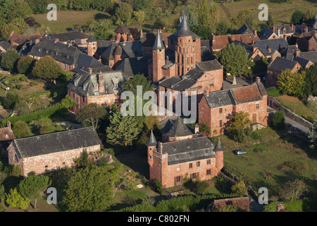 LUFTAUFNAHME. Mittelalterliches Dorf, in dem alle Gebäude aus dem gleichen roten Sandstein gebaut sind. Collonges-la-Rouge, Corrèze, Nouvelle-Aquitaine, Frankreich. Stockfoto