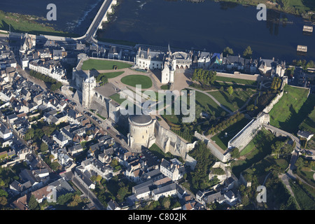 LUFTAUFNAHME. Schloss Amboise am linken Ufer der Loire. Ein UNESCO-Weltkulturerbe. Indre-et-Loire, Centre-Val de Loire, Frankreich. Stockfoto