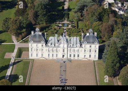 LUFTAUFNAHME. Schloss Cheverny aus dem 17. Jahrhundert. Auf der UNESCO-Liste des Weltkulturerbes. Loir-et-Cher, Centre-Val de Loire, Frankreich. Stockfoto