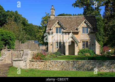 Stechpalme Bush Cottage im Westonbirt Arboretum in Gloucestershire Stockfoto