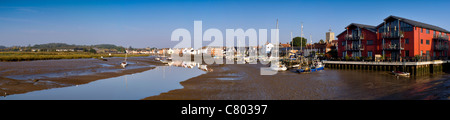 Panorama-Foto bei Ebbe der Boote und Häuser entlang des Flusses Colne am Wivenhoe in der Nähe von Colchester in Essex. Stockfoto