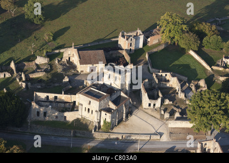 LUFTAUFNAHME. Ort eines Massakers aus dem Zweiten Weltkrieg; deutsche Soldaten töteten alle 642 Einwohner, einschließlich Kinder. Oradour-sur-Glane, Nouvelle-Aquitaine, Frankreich Stockfoto