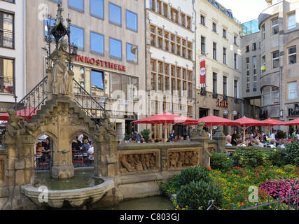 Der Heinzelmännchenbrunnen in der Kölner Altstadt Stockfoto