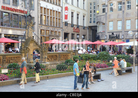 Der Heinzelmännchenbrunnen in der Kölner Altstadt Stockfoto