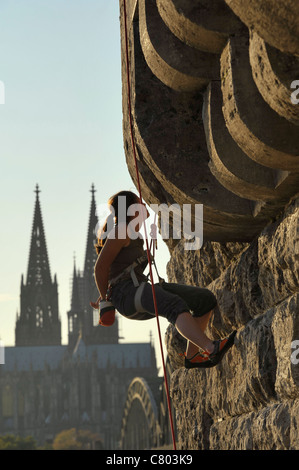 Kletterer an der Hohenzollernbrücke in Köln Stockfoto