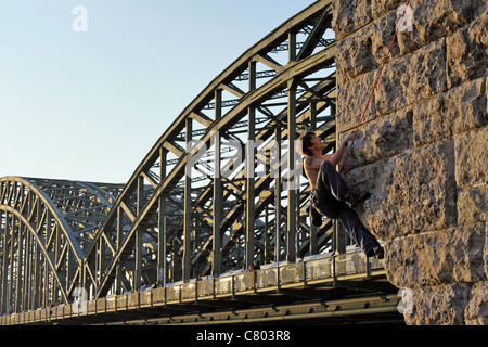 Kletterer an der Hohenzollernbrücke in Köln Stockfoto