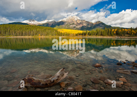 Patricia Seen- und Berglandschaft der Pyramide auf Herbst Morgen-Jasper, Jasper Nationalpark, Alberta, Kanada. Stockfoto