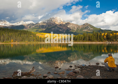 Fotograf bei Patricia Seen- und Berglandschaft der Pyramide auf Herbst Morgen-Jasper, Jasper Nationalpark, Alberta, Kanada. Stockfoto