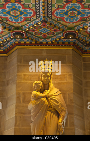 England, West Sussex, Shoreham-by-Sea, Lancing College Chapel Interieur, Statue der Jungfrau Maria mit dem Jesuskind. Stockfoto